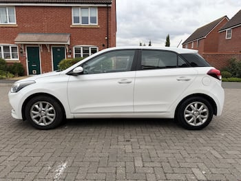 Used Hyundai i20 2017 for sale - 79572075: Photo
