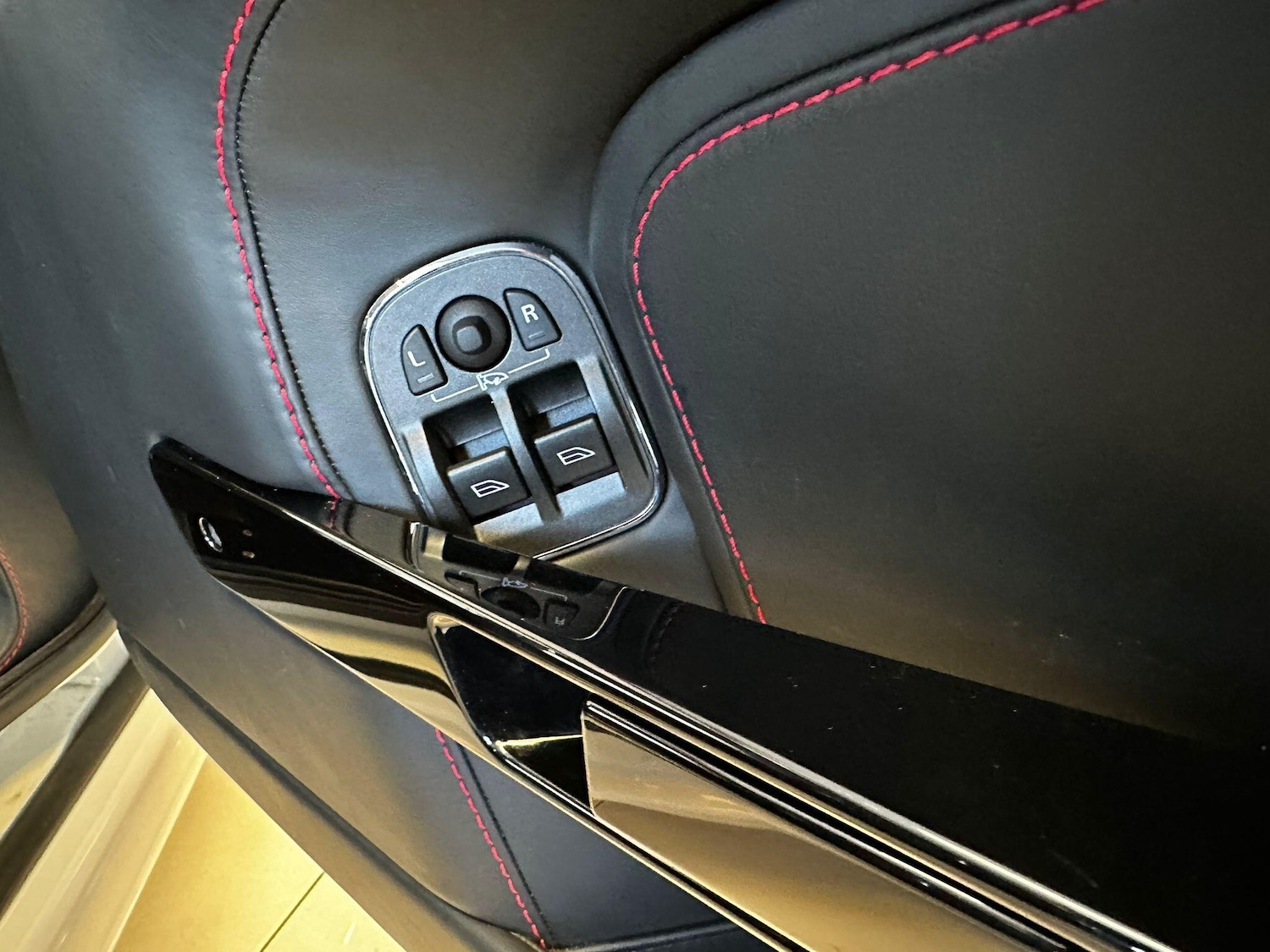 Used Aston Martin Vantage 2016 for sale - 77768852: Photo 24