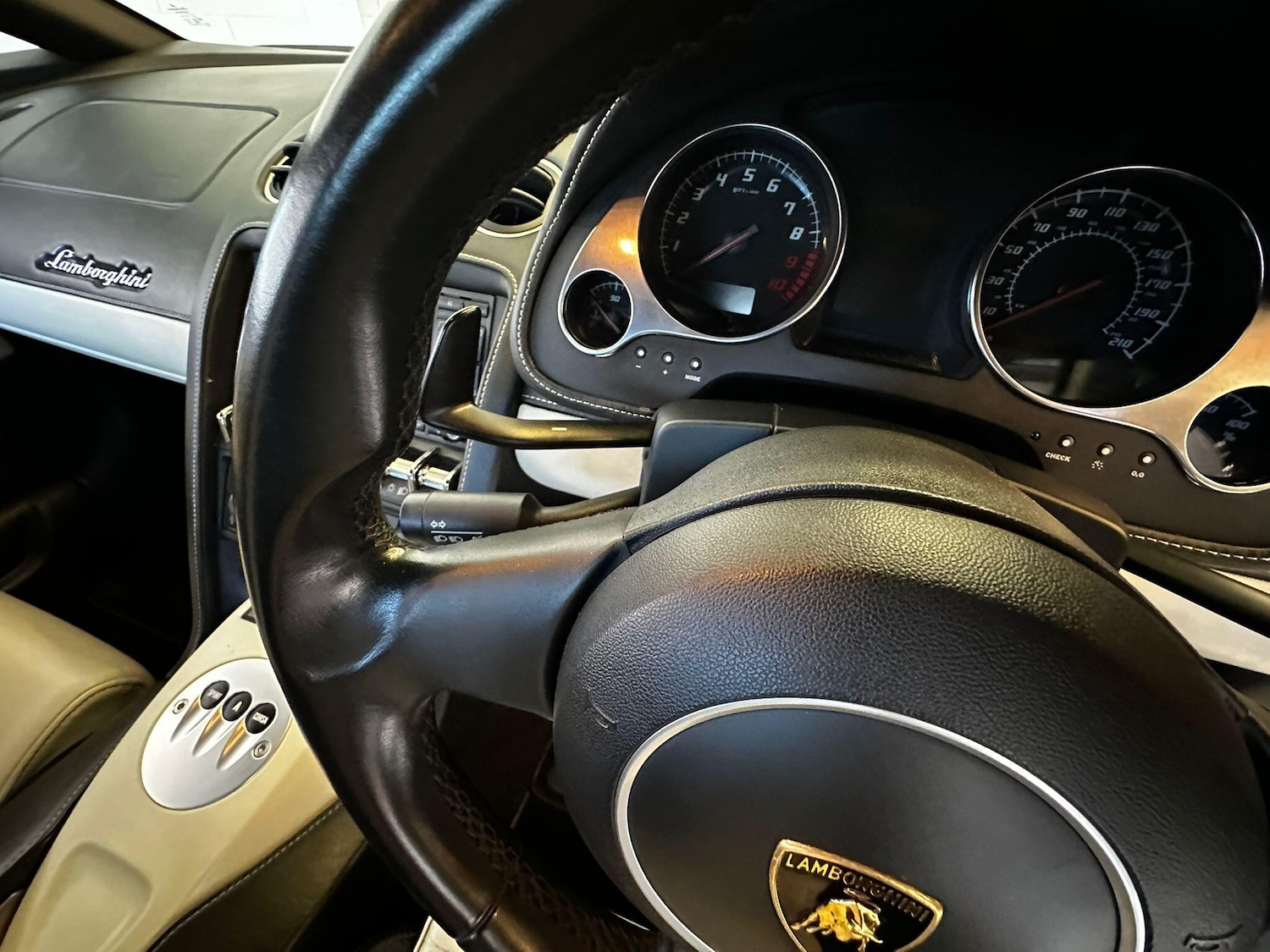 Used Lamborghini Gallardo 2010 for sale - 77633349: Photo 32