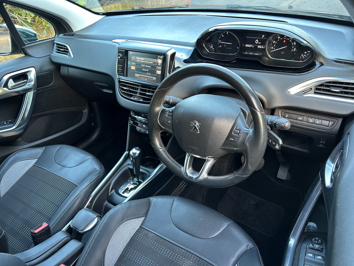 Used Peugeot 2008 2015 for sale - 76268643: Photo 11
