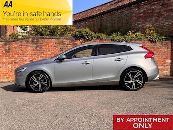 Used Volvo V40 2018 for sale - 79266298: Photo