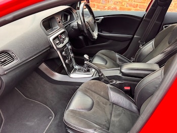 Used Volvo V40 2015 for sale - 76520884: Photo