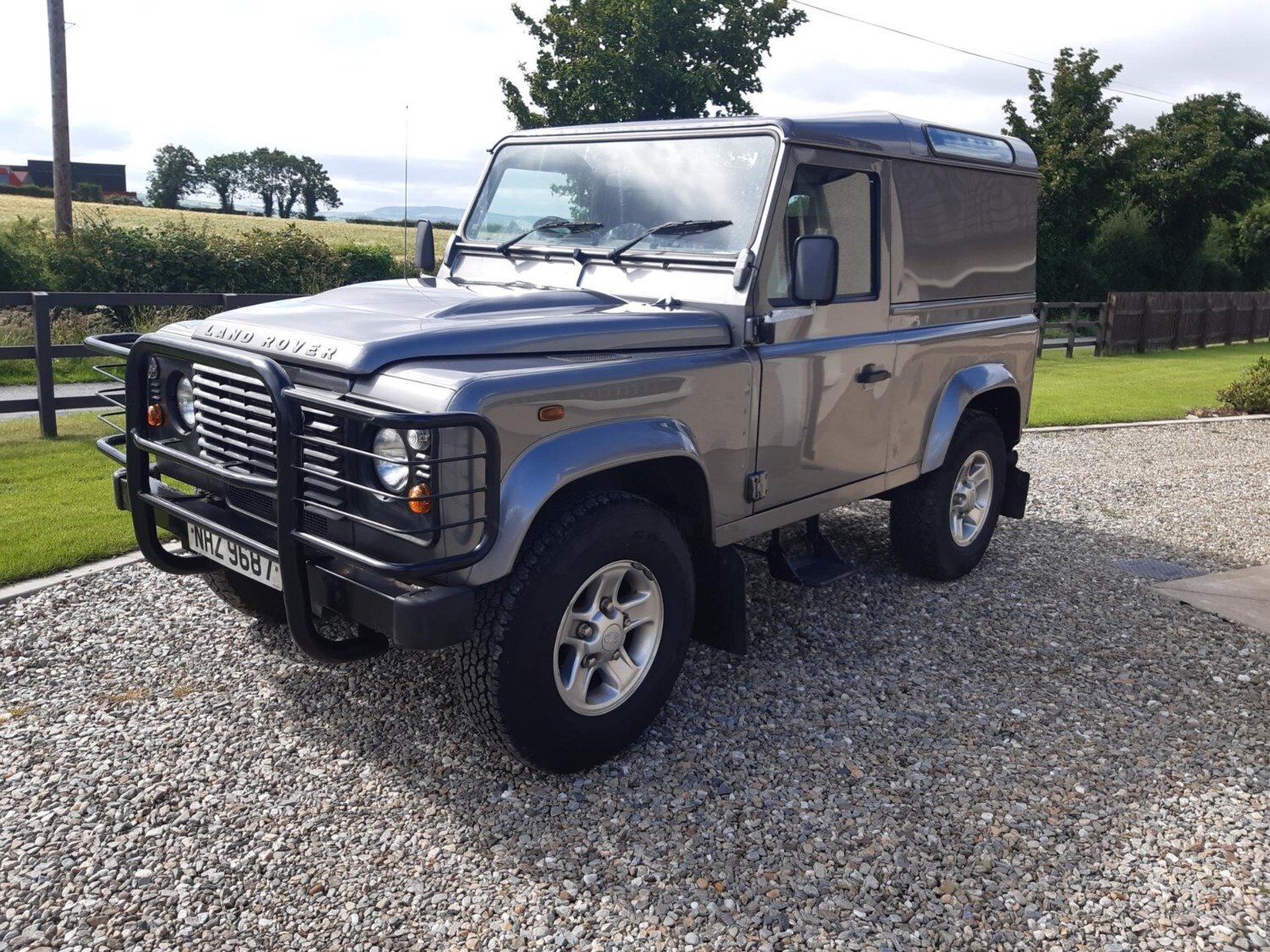 Land rover defender 2011