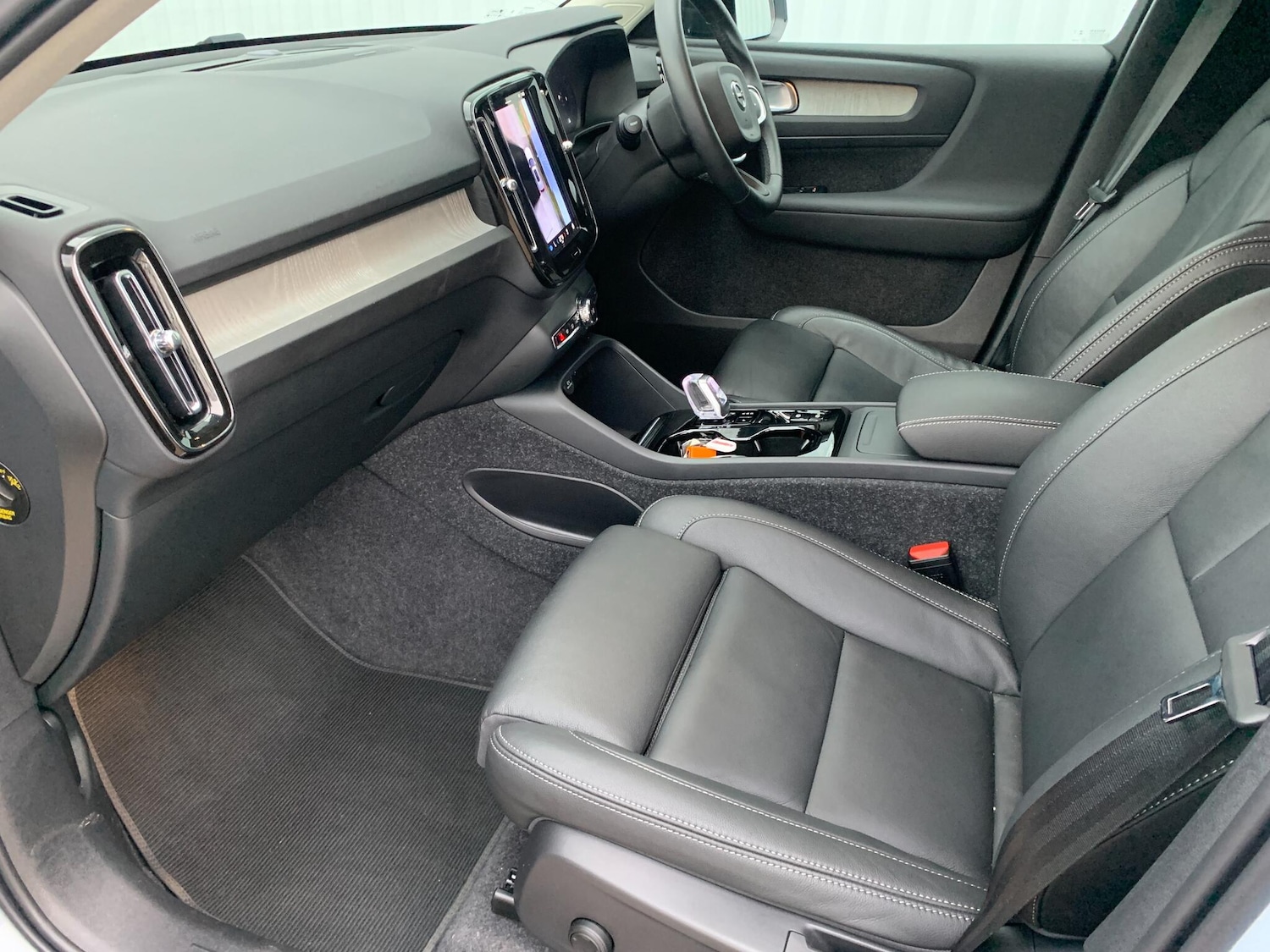 Used Volvo XC40 2025 for sale - 78101491: Photo 2