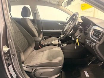 Used Kia Stonic 2018 for sale - 78985926: Photo