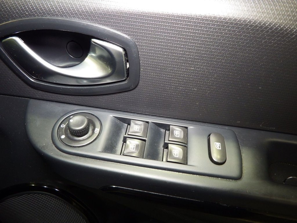 Used Renault Clio 2015 for sale - 76430323: Photo 29