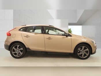 Used Volvo V40 2015 for sale - 79254217: Photo
