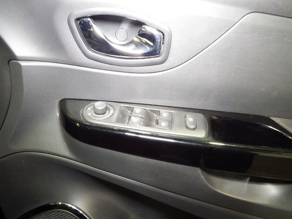 Used Renault Captur 2015 for sale - 77936470: Photo 44