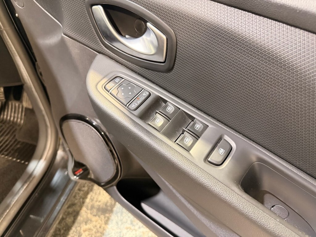 Used Renault Clio 2017 for sale - 77976515: Photo 50