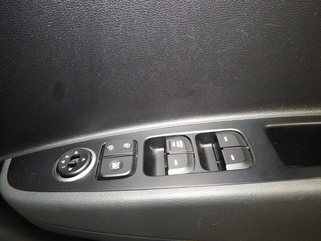 Used Hyundai i10 2018 for sale - 76631991: Photo 36