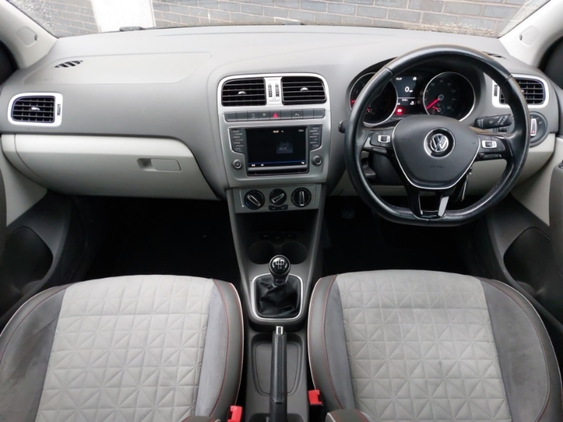 Used Volkswagen Polo 2017 for sale - 76656744: Photo 2