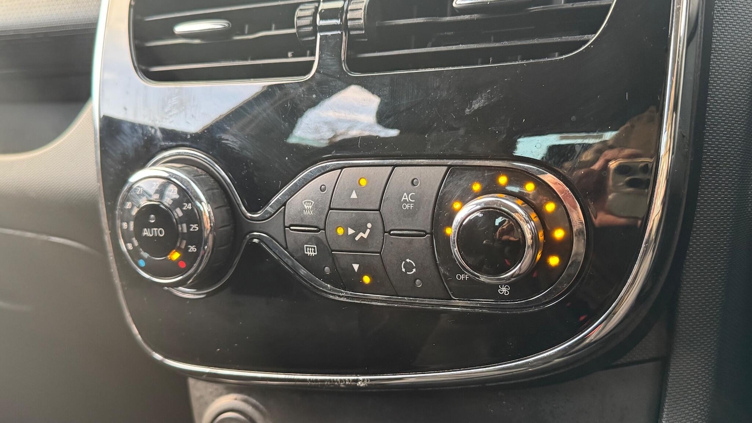 Used Renault Clio 2013 for sale - 76866105: Photo 20