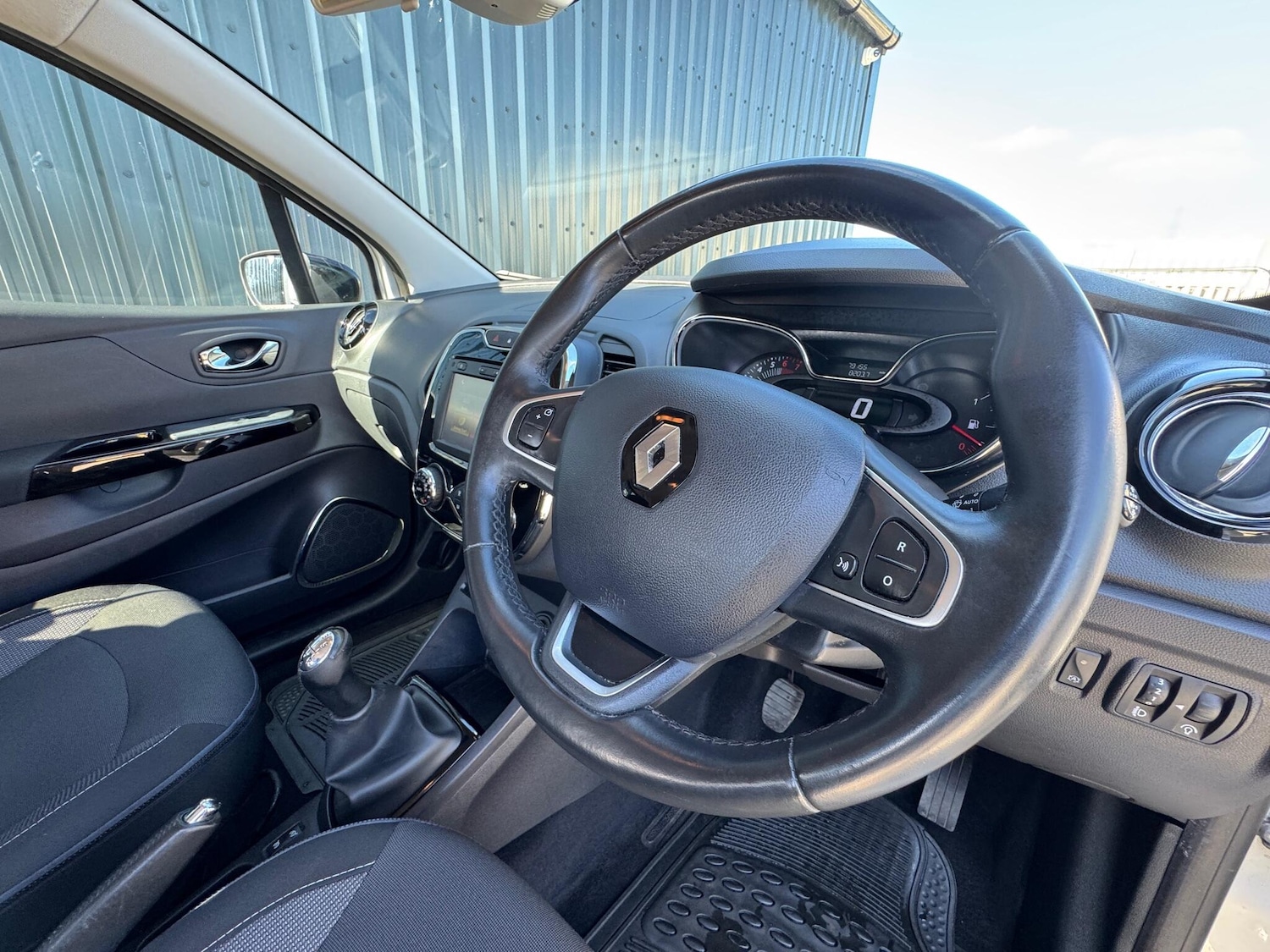 Used Renault Captur for sale - 78115460: Photo 17