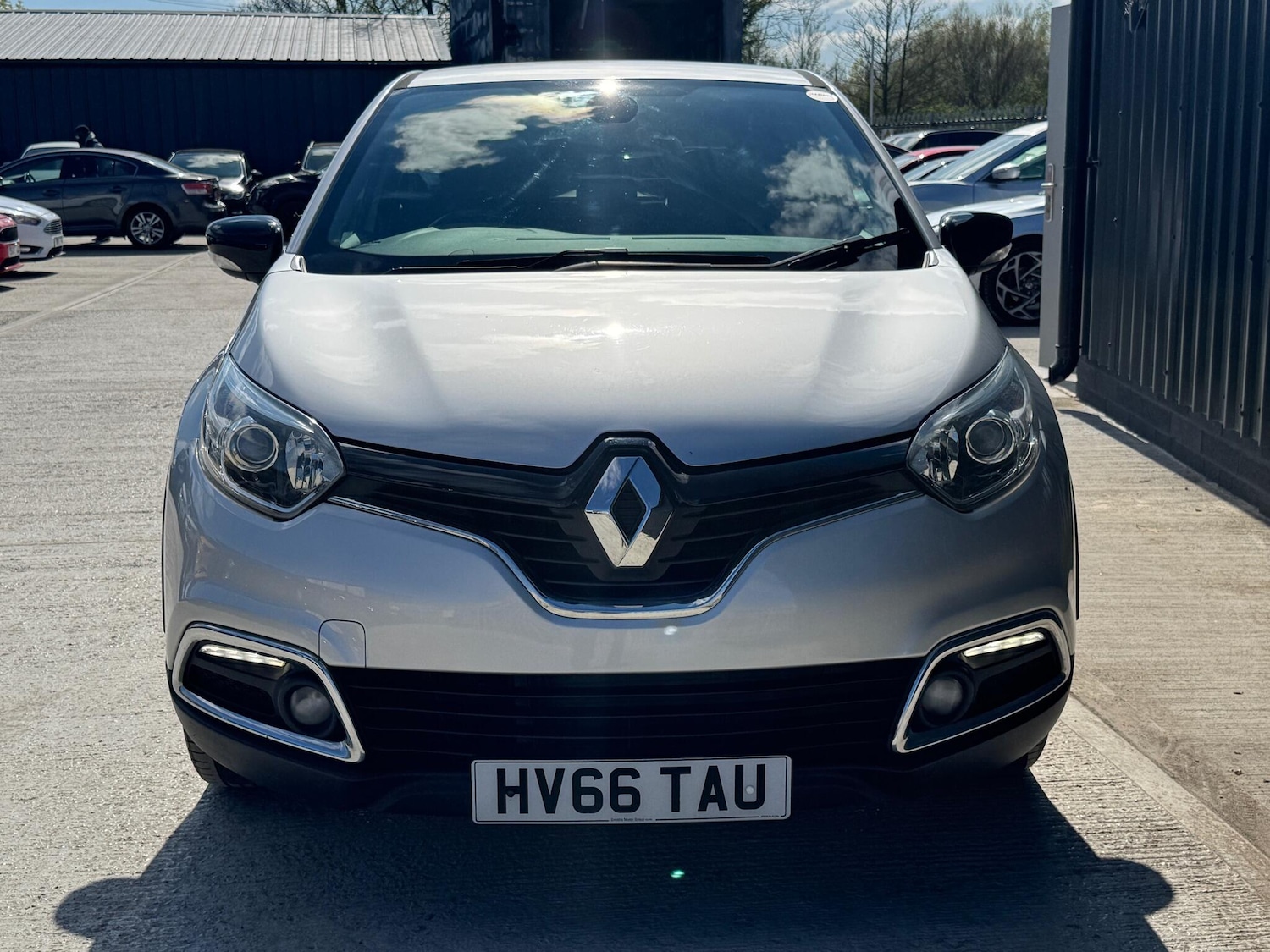 Used Renault Captur for sale - 78115460: Photo 2