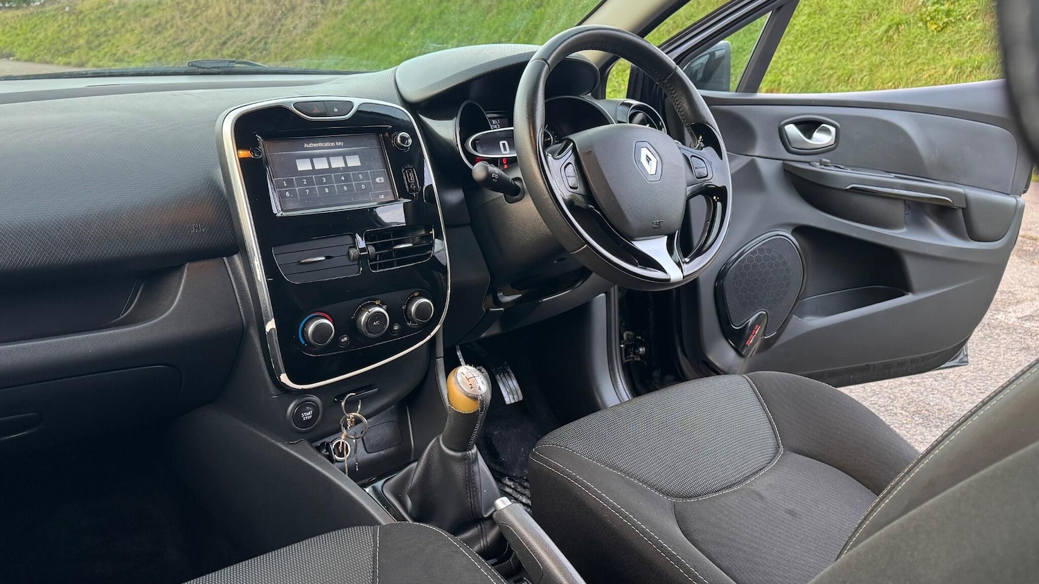 Used Renault Clio 2015 for sale - 76765598: Photo 16