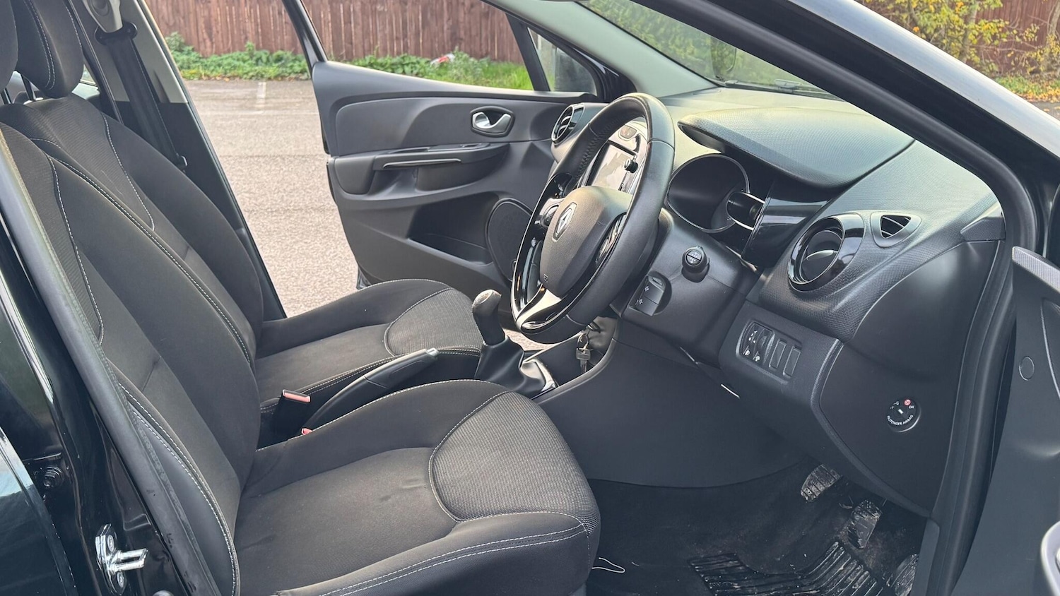 Used Renault Clio 2015 for sale - 76765598: Photo 17