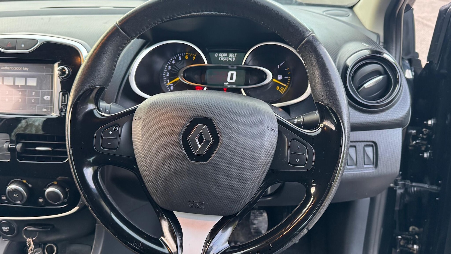 Used Renault Clio 2015 for sale - 76765598: Photo 28