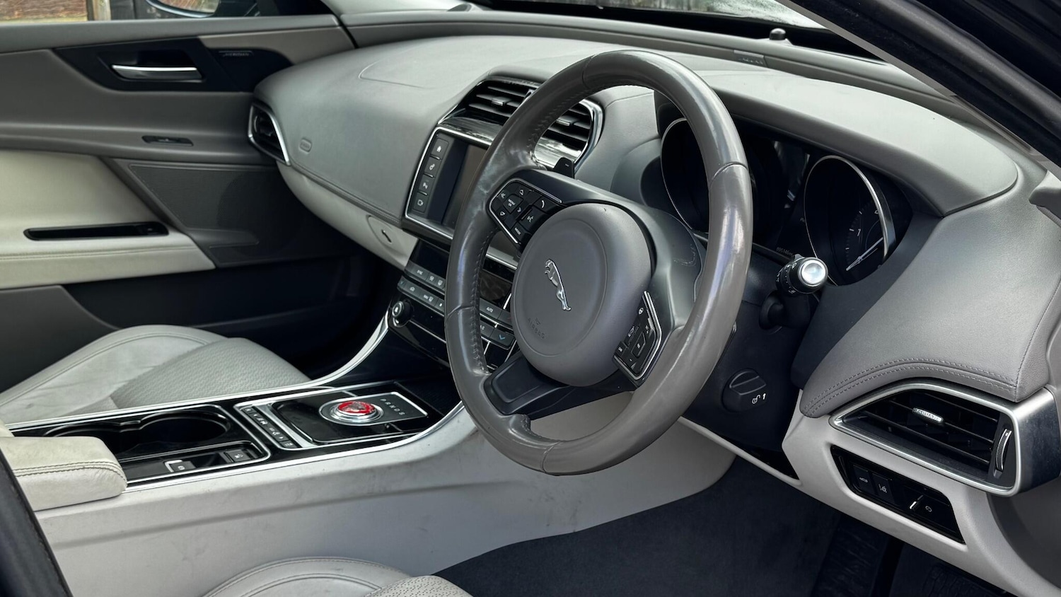 Used Jaguar XE 2017 for sale - 77396301: Photo 8