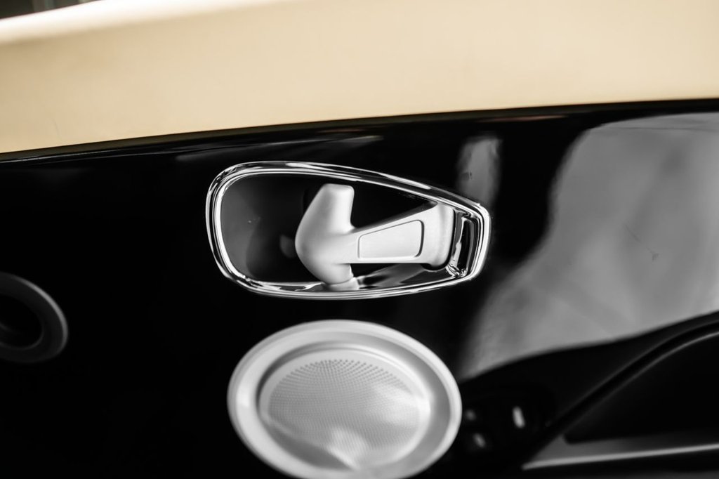 Used Aston Martin DB11 2017 for sale - 77884952: Photo 29