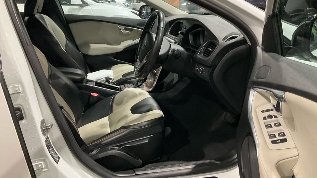 Used Volvo V40 2015 for sale - 77798325: Photo 15