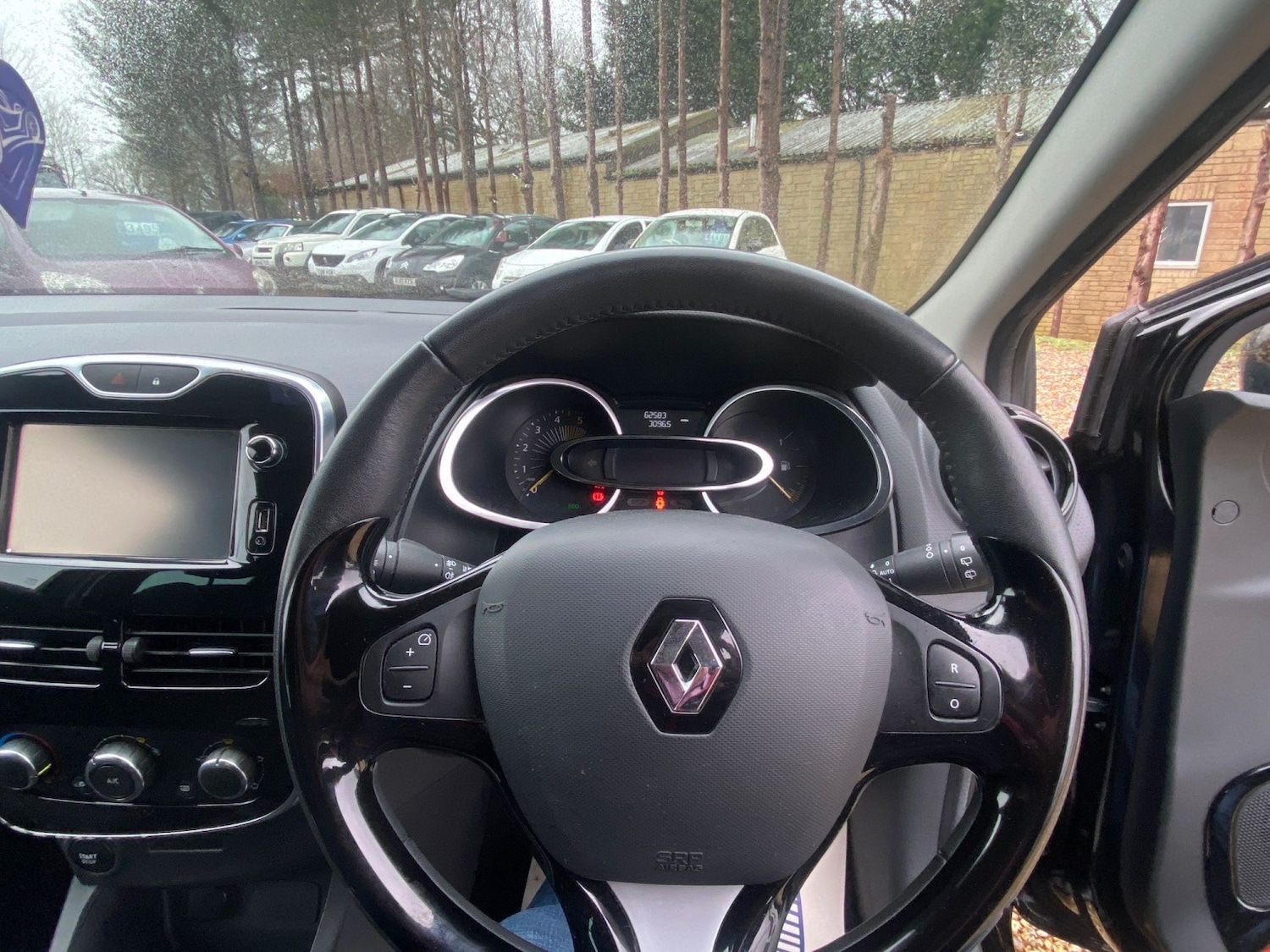 Used Renault Clio 2015 for sale - 77508576: Photo 2