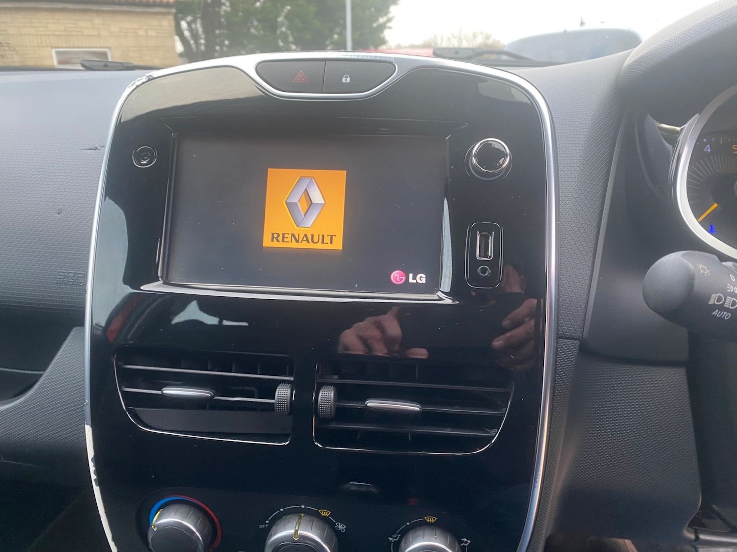 Used Renault Clio 2015 for sale - 76877612: Photo 28