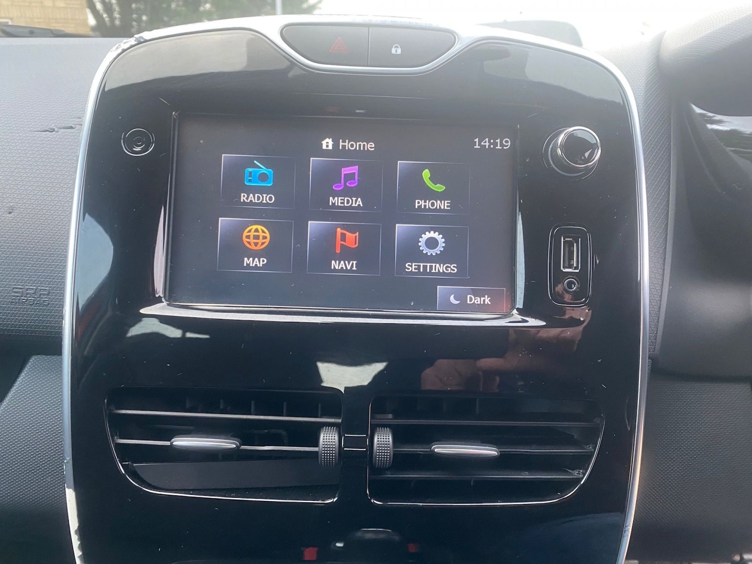 Used Renault Clio 2015 for sale - 76877612: Photo 31