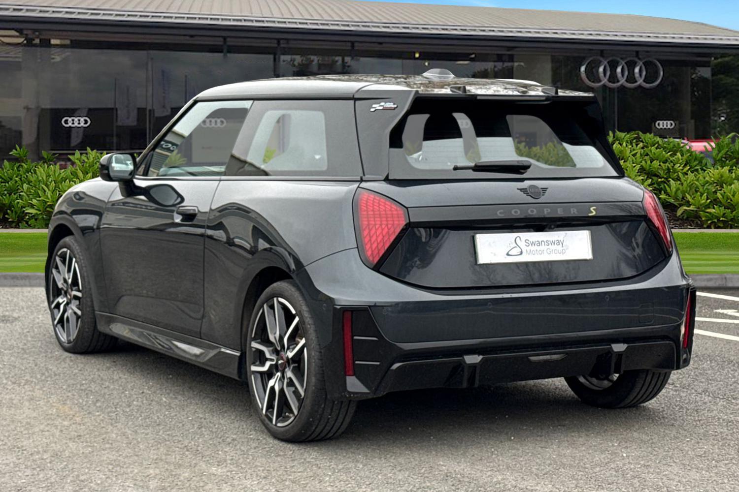 Used MINI Electric Cooper 2024 for sale - 77649252: Photo 2