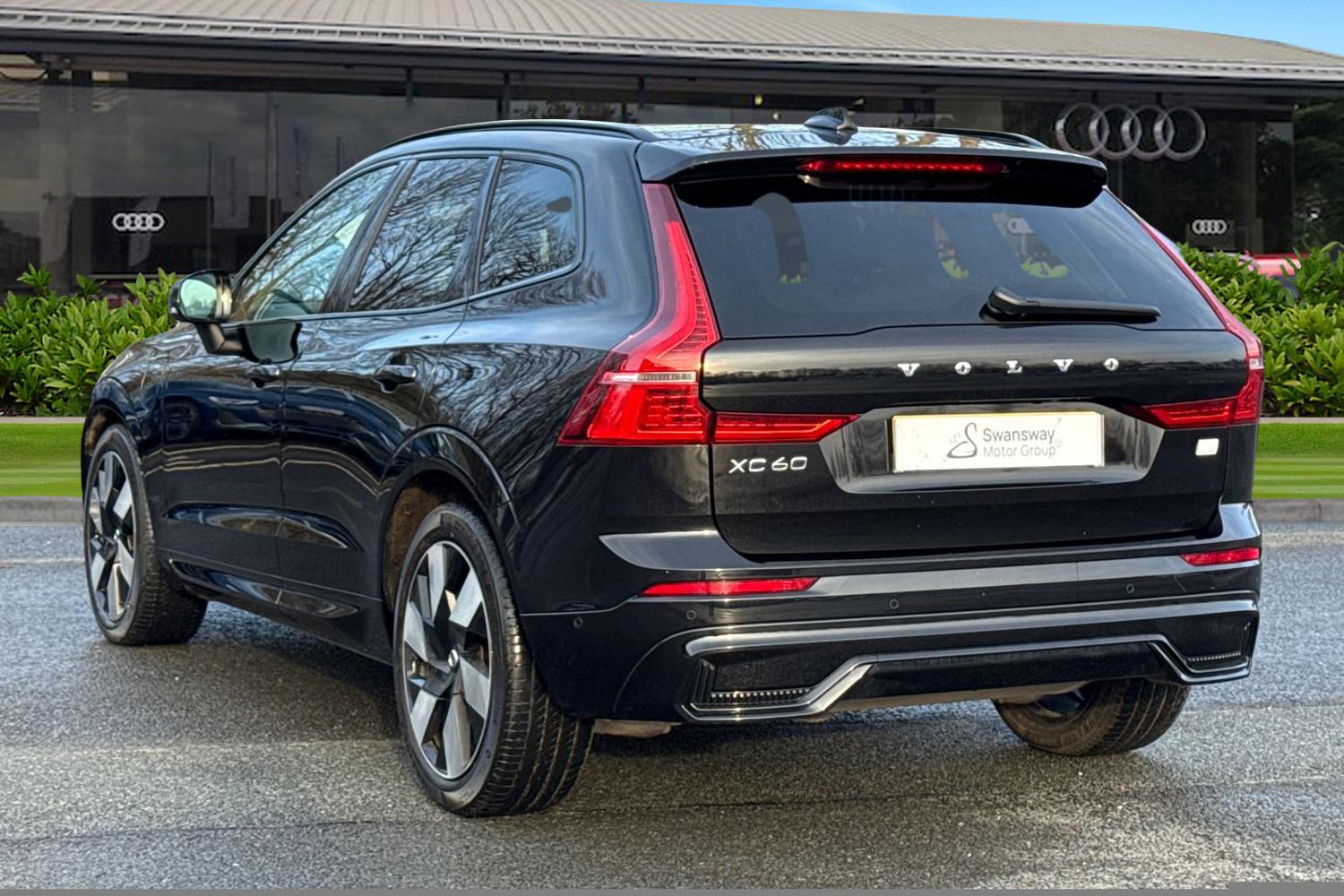 Used Volvo XC60 2023 for sale - 77032381: Photo 2