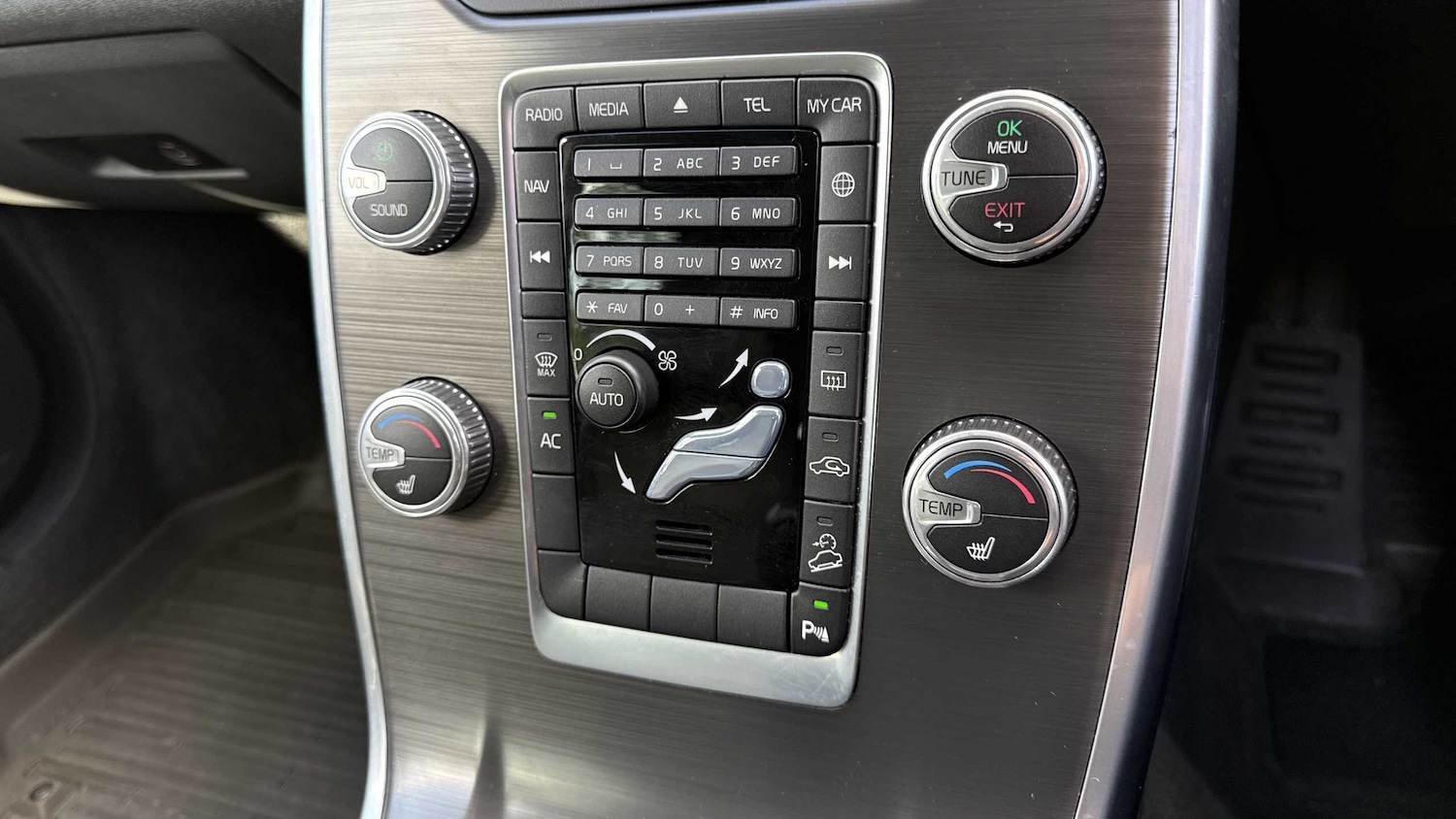 Used Volvo XC70 2014 for sale - 76125863: Photo 30