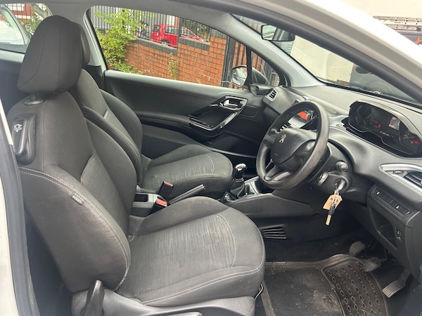 Used Peugeot 208 2014 for sale - 76199882: Photo 21