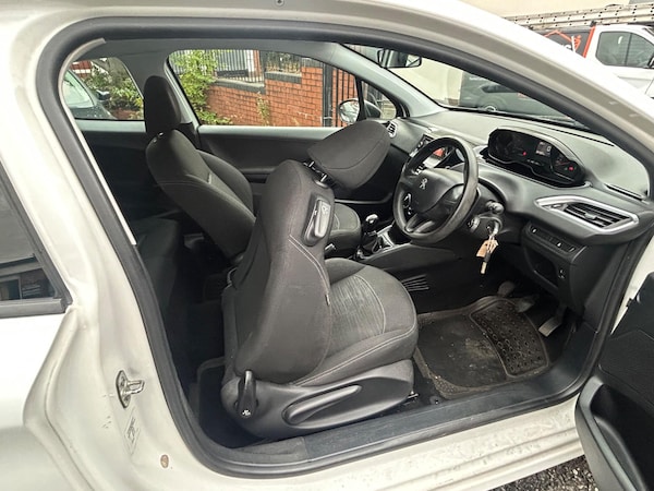Used Peugeot 208 2014 for sale - 76199882: Photo 29