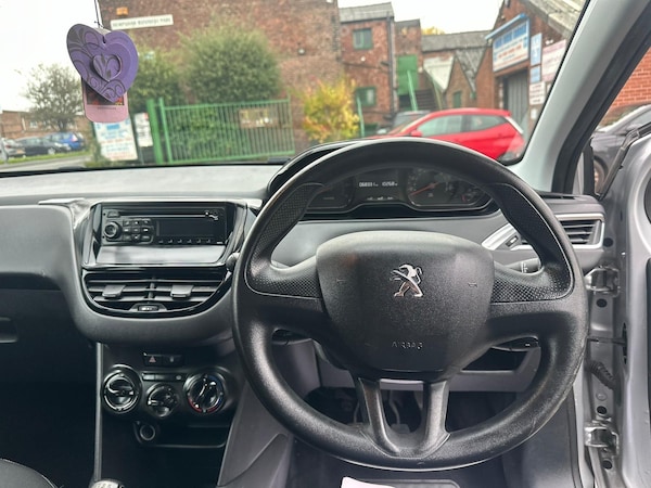 Used Peugeot 208 2014 for sale - 76269631: Photo 15