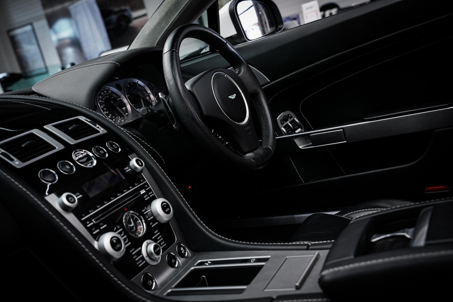 Used Aston Martin Vantage 2011 for sale - 76660419: Photo 4