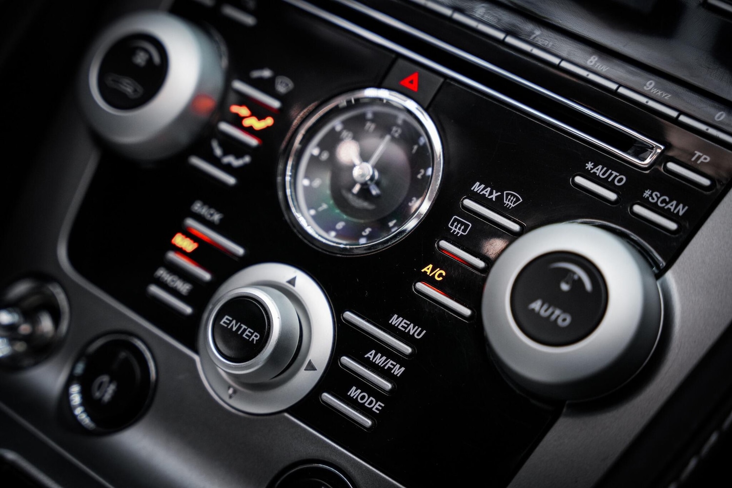 Used Aston Martin Vantage 2011 for sale - 76660419: Photo 43