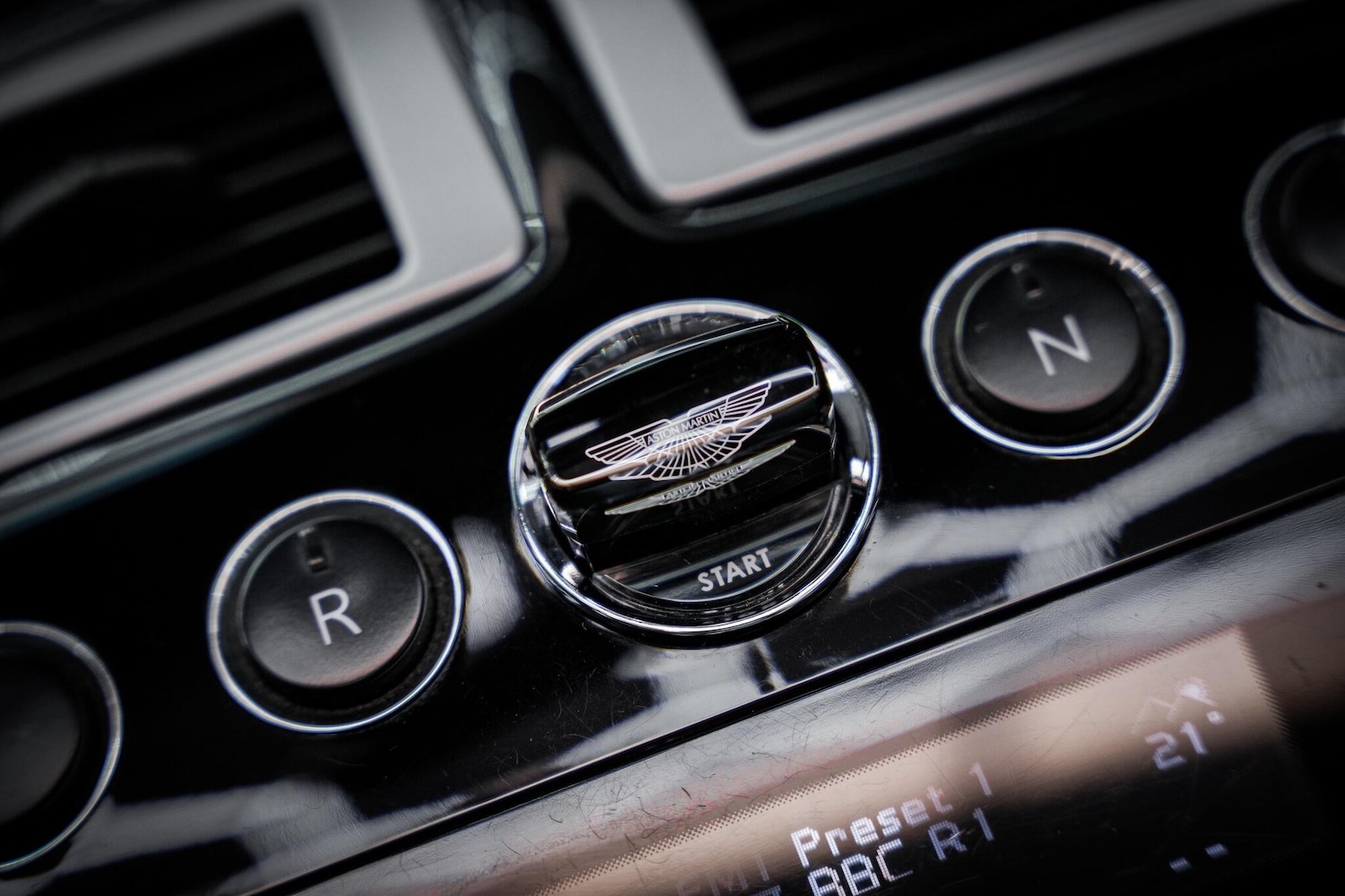 Used Aston Martin Vantage 2011 for sale - 76660419: Photo 45