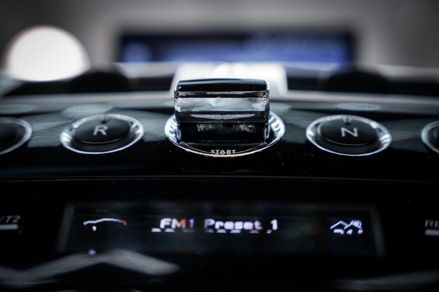 Used Aston Martin Vantage 2011 for sale - 76660419: Photo 46