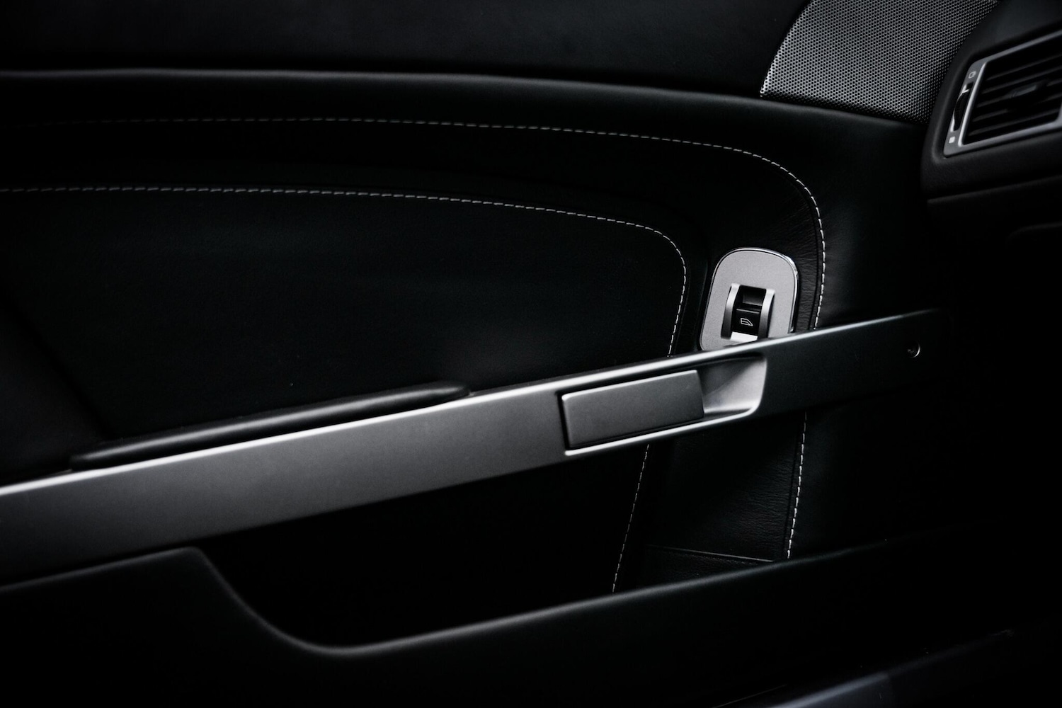 Used Aston Martin Vantage 2011 for sale - 76660419: Photo 47