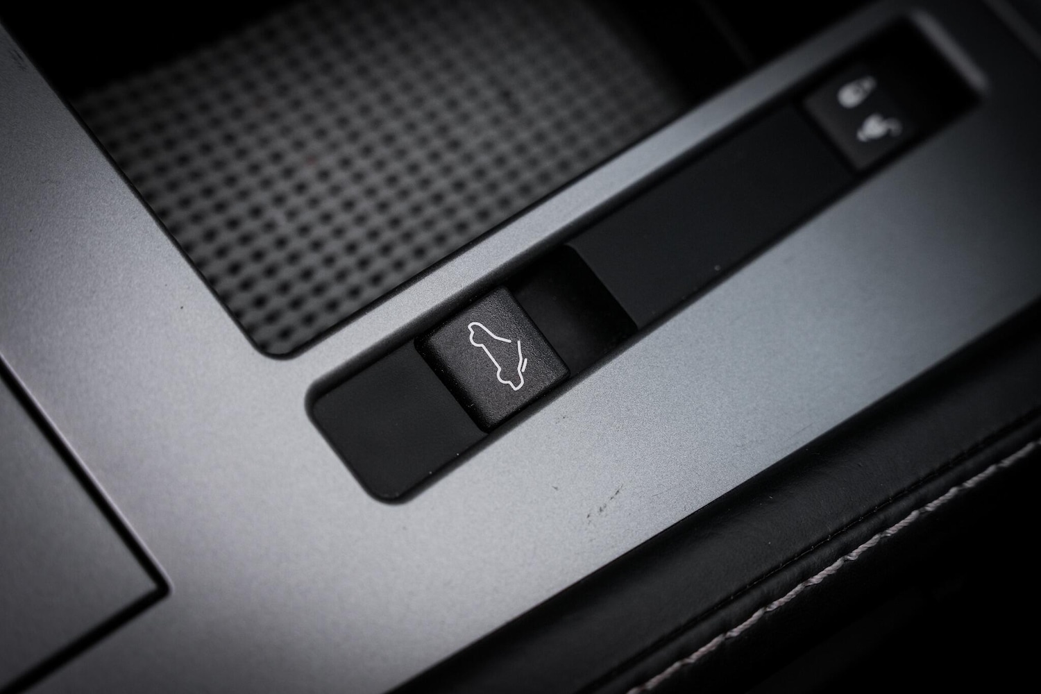 Used Aston Martin Vantage 2011 for sale - 76660419: Photo 49