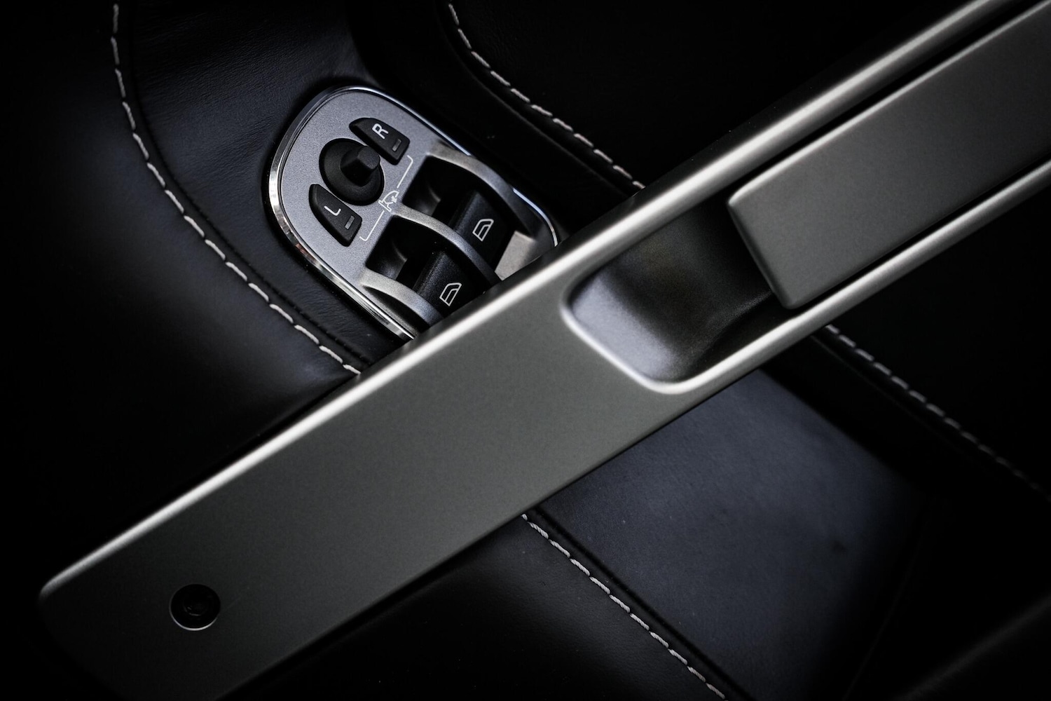 Used Aston Martin Vantage 2011 for sale - 76660419: Photo 50