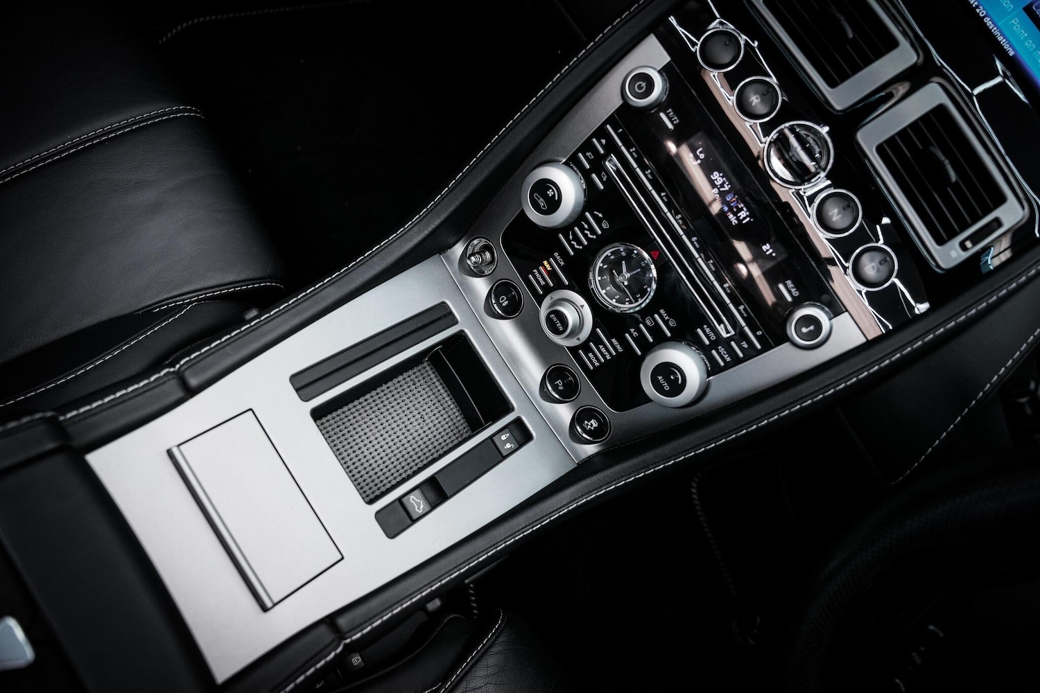 Used Aston Martin Vantage 2011 for sale - 76660419: Photo 6