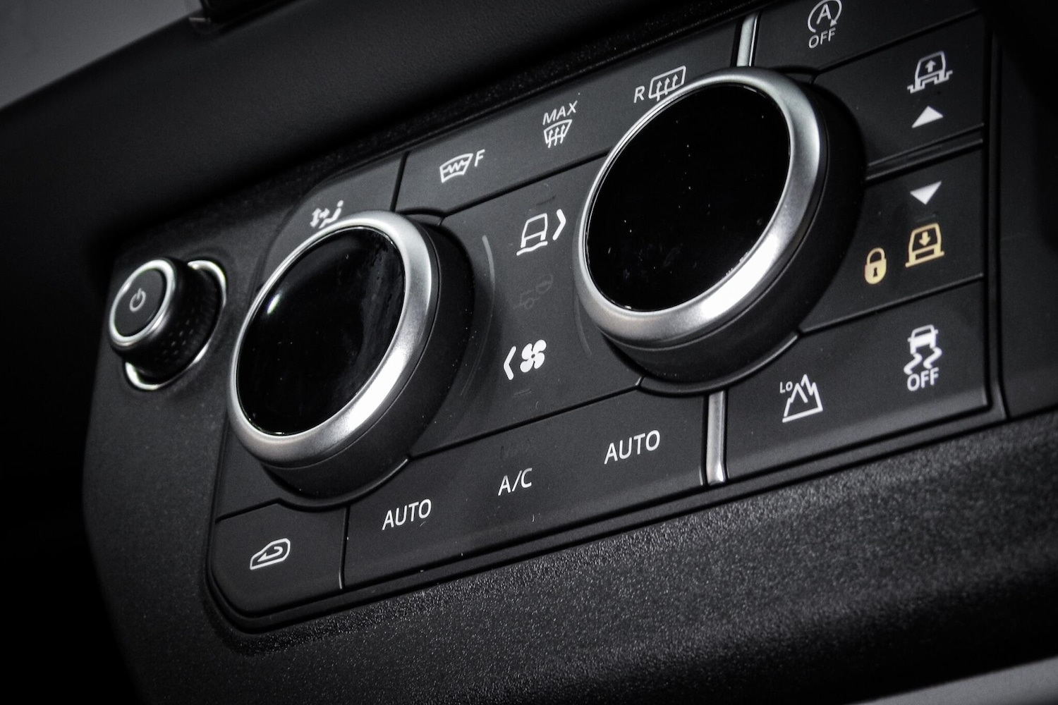 Used Land Rover Defender 2024 for sale - 76660550: Photo 31