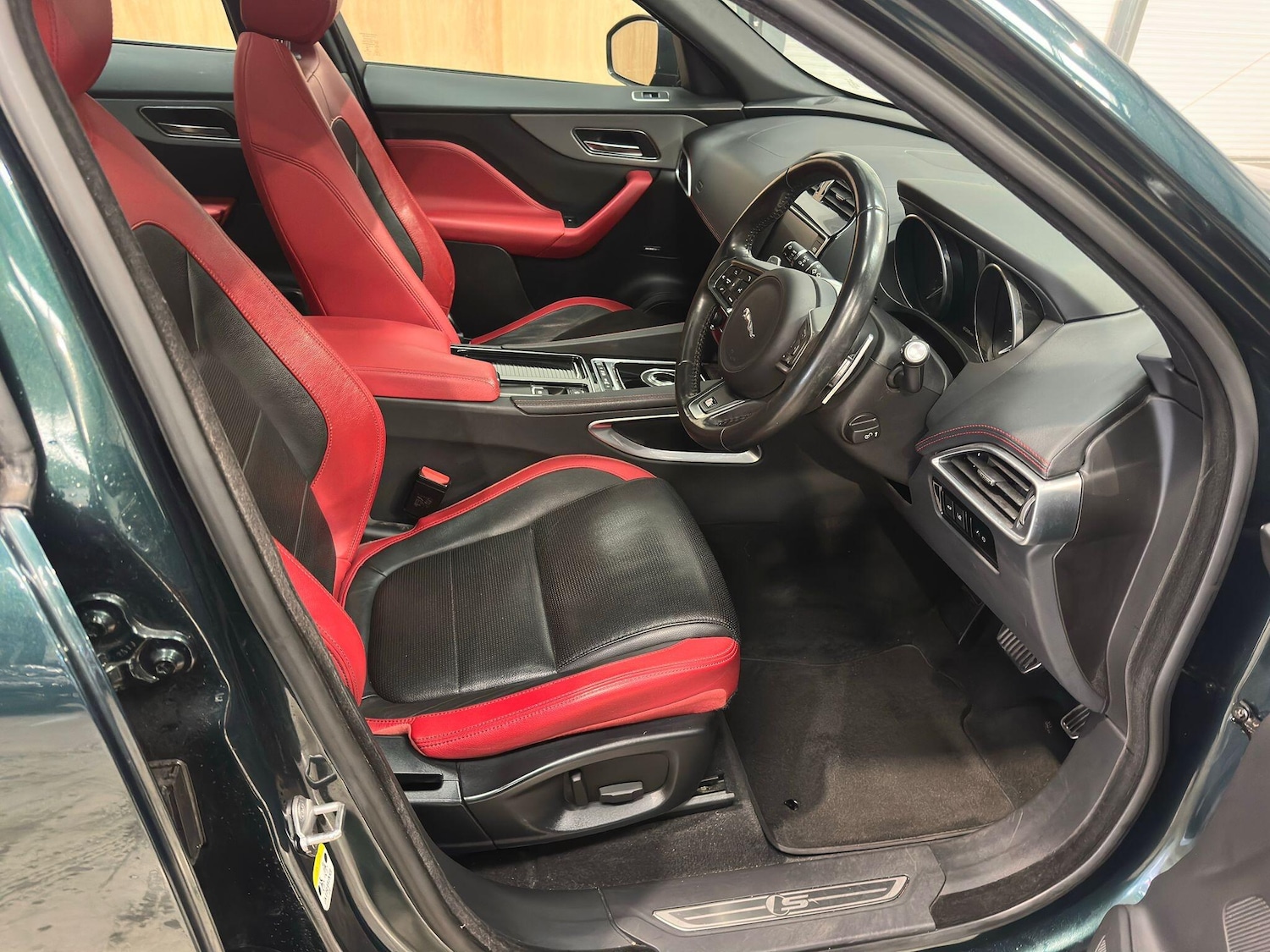 Used Jaguar F-Pace 2017 for sale - 76918568: Photo 14