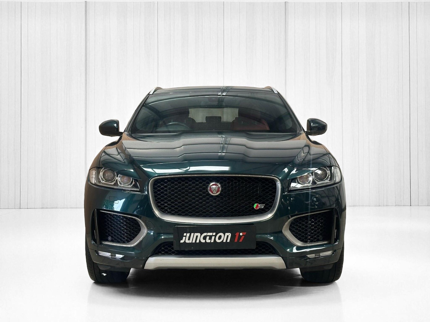 Used Jaguar F-Pace 2017 for sale - 76918568: Photo 2