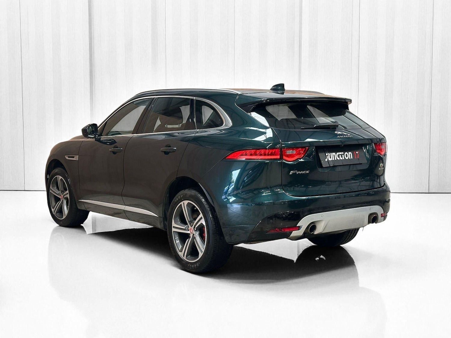 Used Jaguar F-Pace 2017 for sale - 76918568: Photo 4