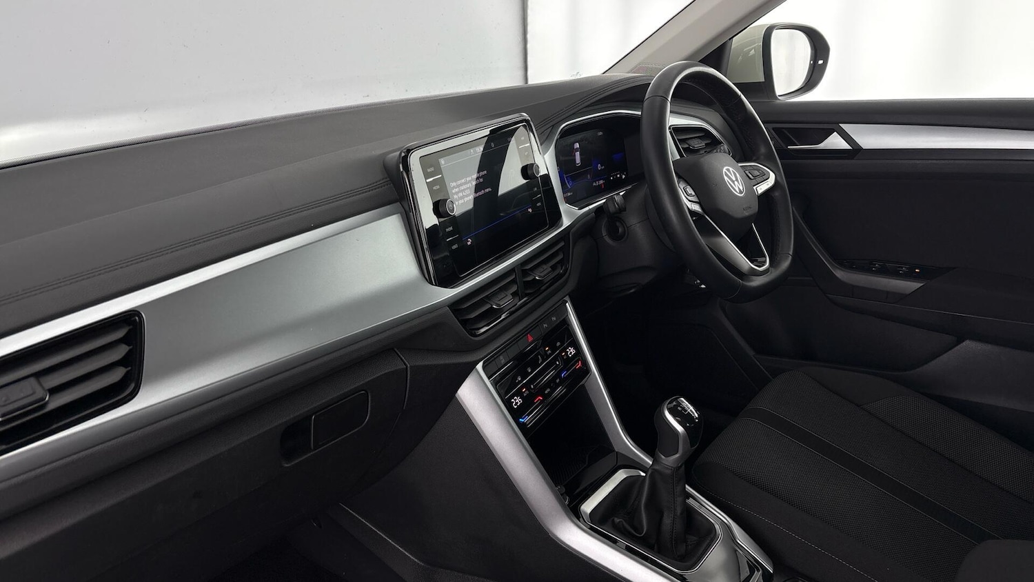 Used Volkswagen T-Roc 2023 for sale - 77636278: Photo 2