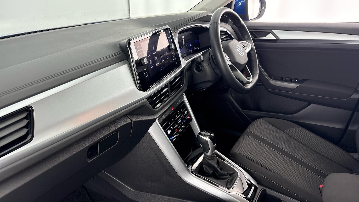 Used Volkswagen T-Roc 2023 for sale - 77602523: Photo 2