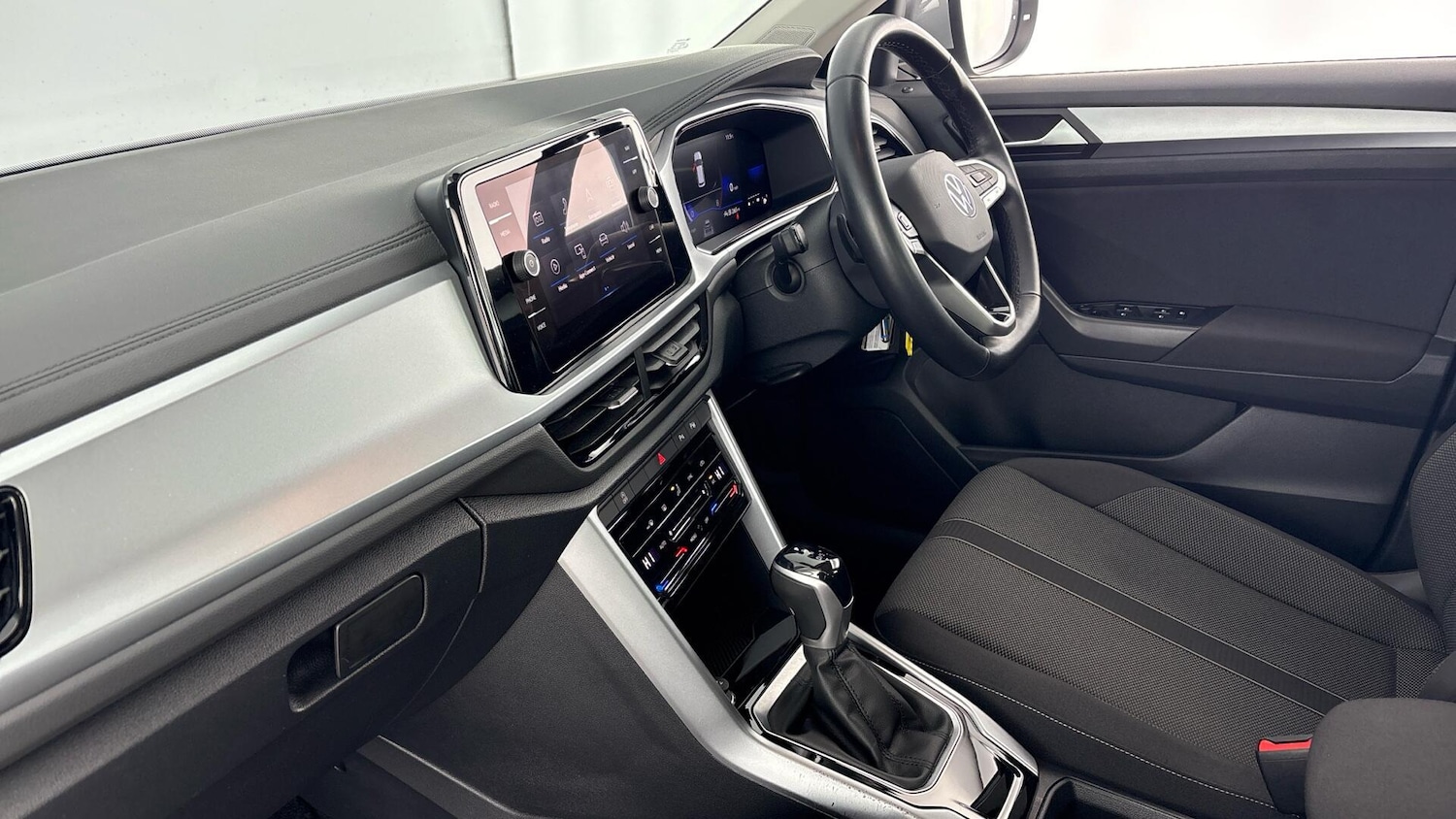 Used Volkswagen T-Roc 2023 for sale - 77602618: Photo 2