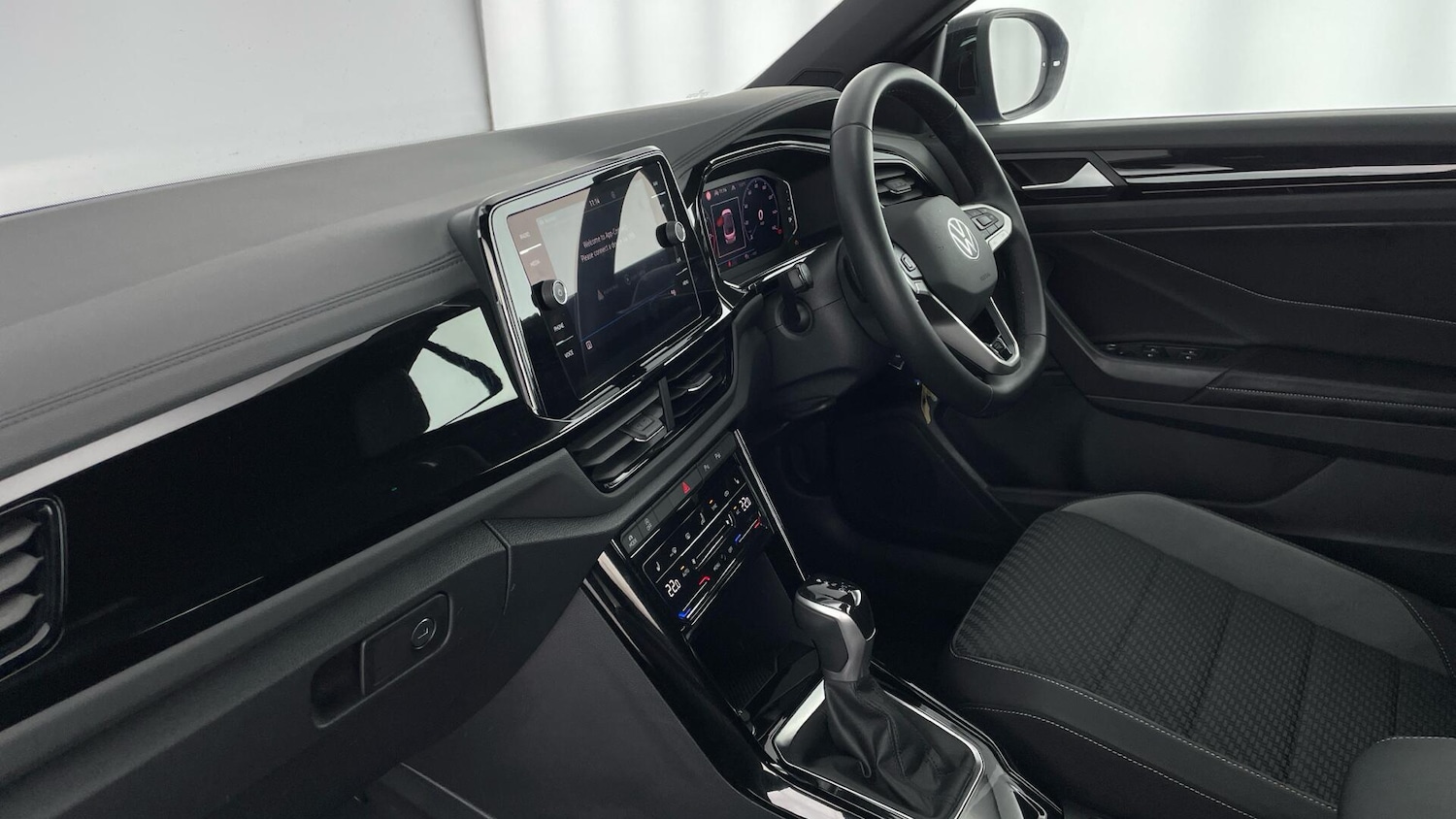 Used Volkswagen T-Roc 2023 for sale - 77506355: Photo 2