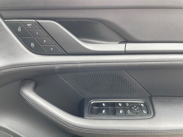 Used Porsche Taycan 2023 for sale - 75384215: Photo 11
